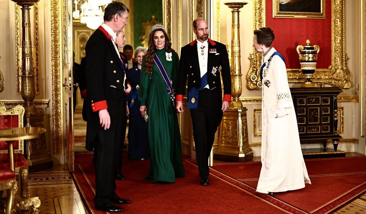 الأمير ويليام وكيت في مقدمة مراسم الترحيب