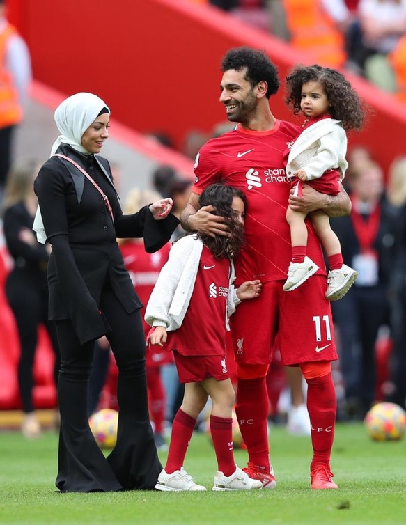 محمد صلاح وابنتيه وزوجته ماغي