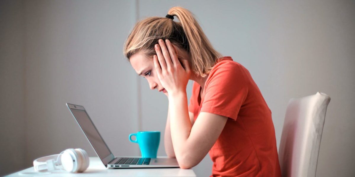 عادات تستنزف ثقتك بنفسك من دون أن تشعري.. تجنبيها