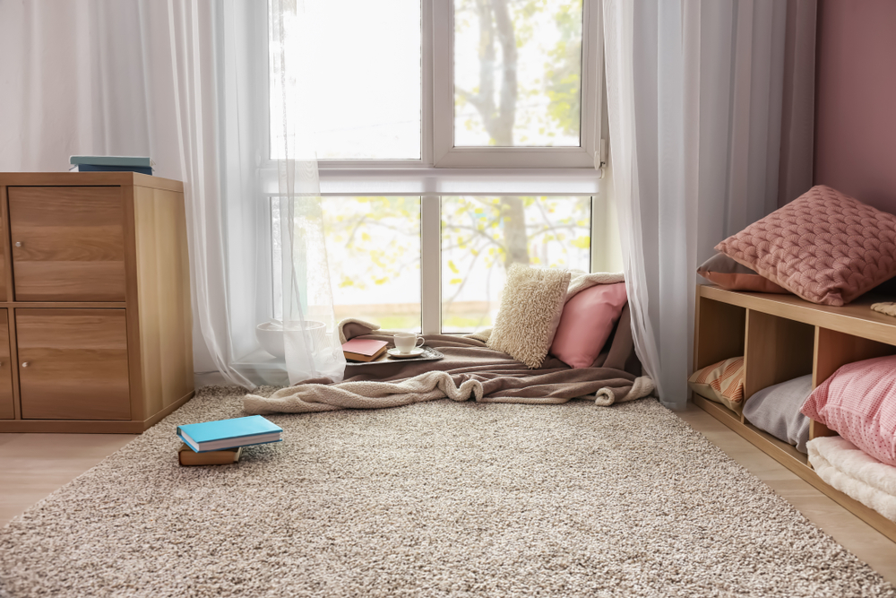 الإضاءة الجيدة ضرورية هنا، لذا اختر مصباح طاولة بإضاءة قابلة للتعديل