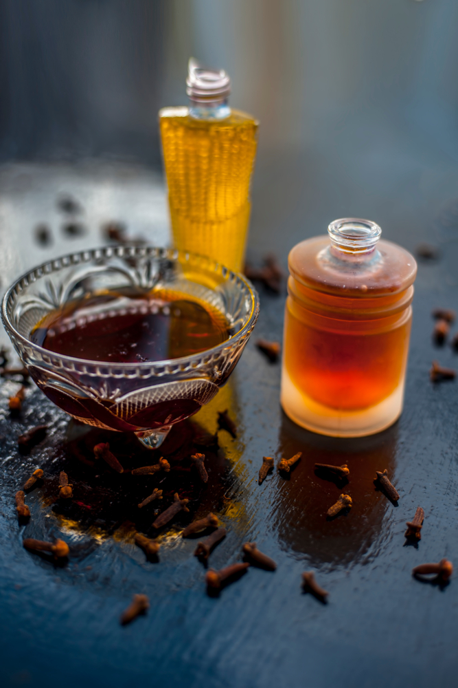 تونر القرنفل وماء الورد: لشدّ البشرة وتنقية المسام