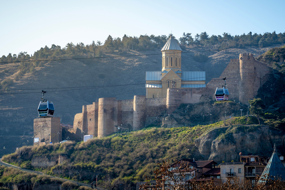 استقل التلفريك إلى قلعة "ناريكالا" التاريخية