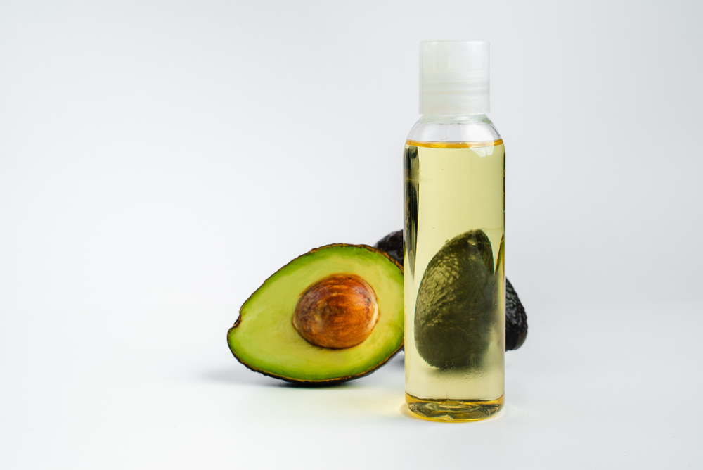زيت الأفوكادو (Avocado Oil): زيت التغذية العميق وحامل الفيتامينات