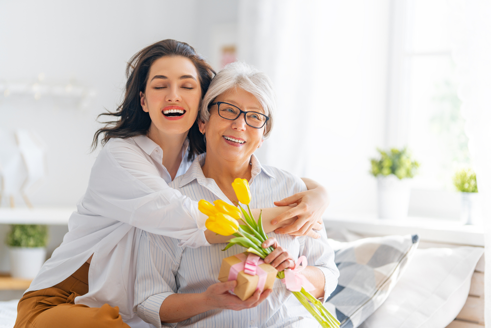 أبرز العبارات الرومانسية والحنونة لكل أم رائعة