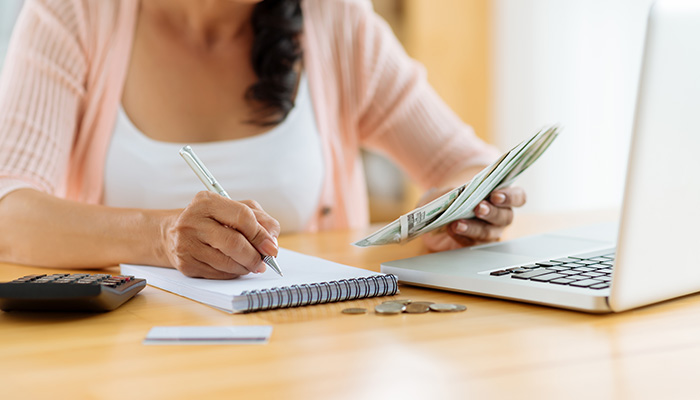 أهدافكِ المالية من أمنيات إلى إنجازات في العام الجديد