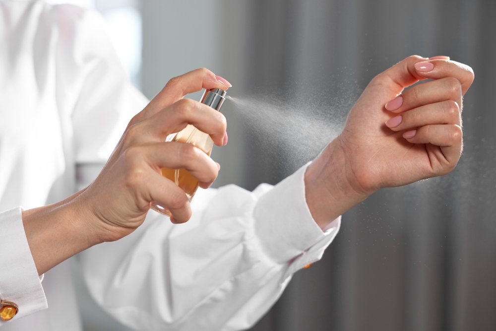  ركّزي على نقاط النبض لإطلالة معطرة تدوم