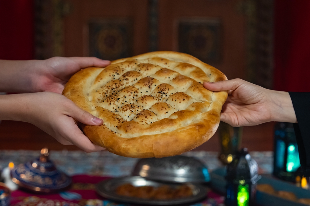 يتم إخراج خبز "بيديسي" الرمضاني التقليدي الطازج من الأفران الحجرية مباشرة إلى أيدي الزبائن