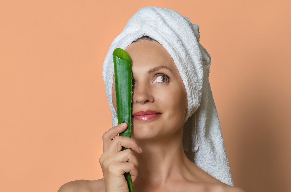 للبشرة الحساسة: امزجي جل الصبار مع ملعقة صغيرة من حليب اللوز.