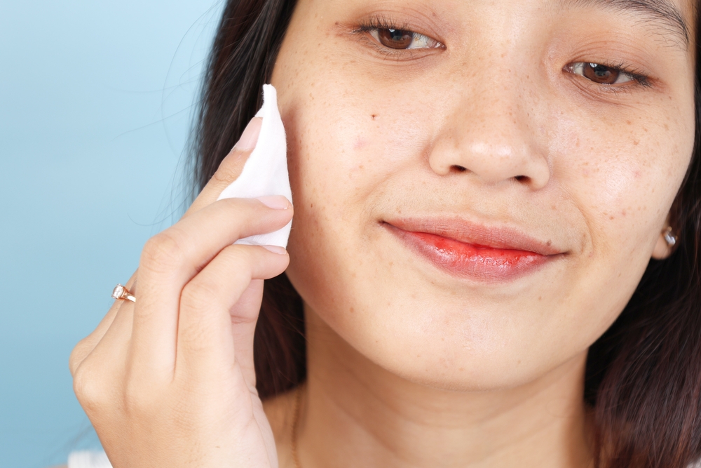 تونر القرنفل مع زيت طبيعي: لتفتيح البقع ومنح إشراقة صحية