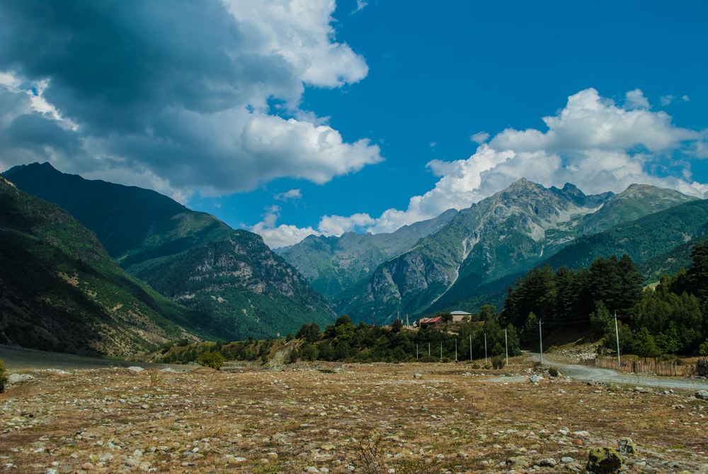 استكشاف جبال القوقاز من أفضل الأنشطة للعائلات في جورجيا