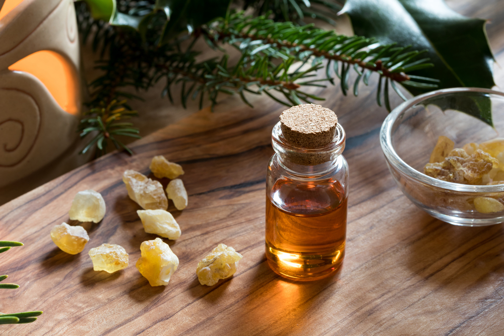 زيت لبان الذكر (Frankincense Oil): مُحفِّز الكولاجين والمرونة