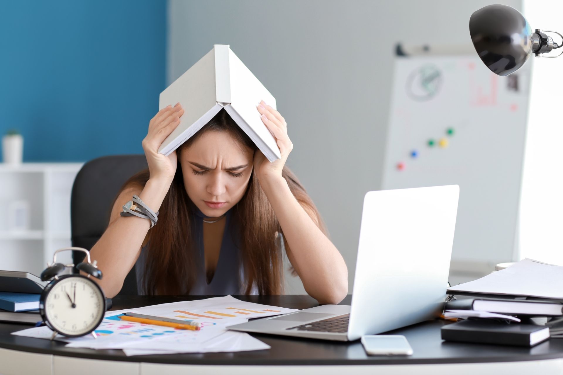 عادات تستنزف ثقتك بنفسك من دون أن تشعري.. تجنبيها
