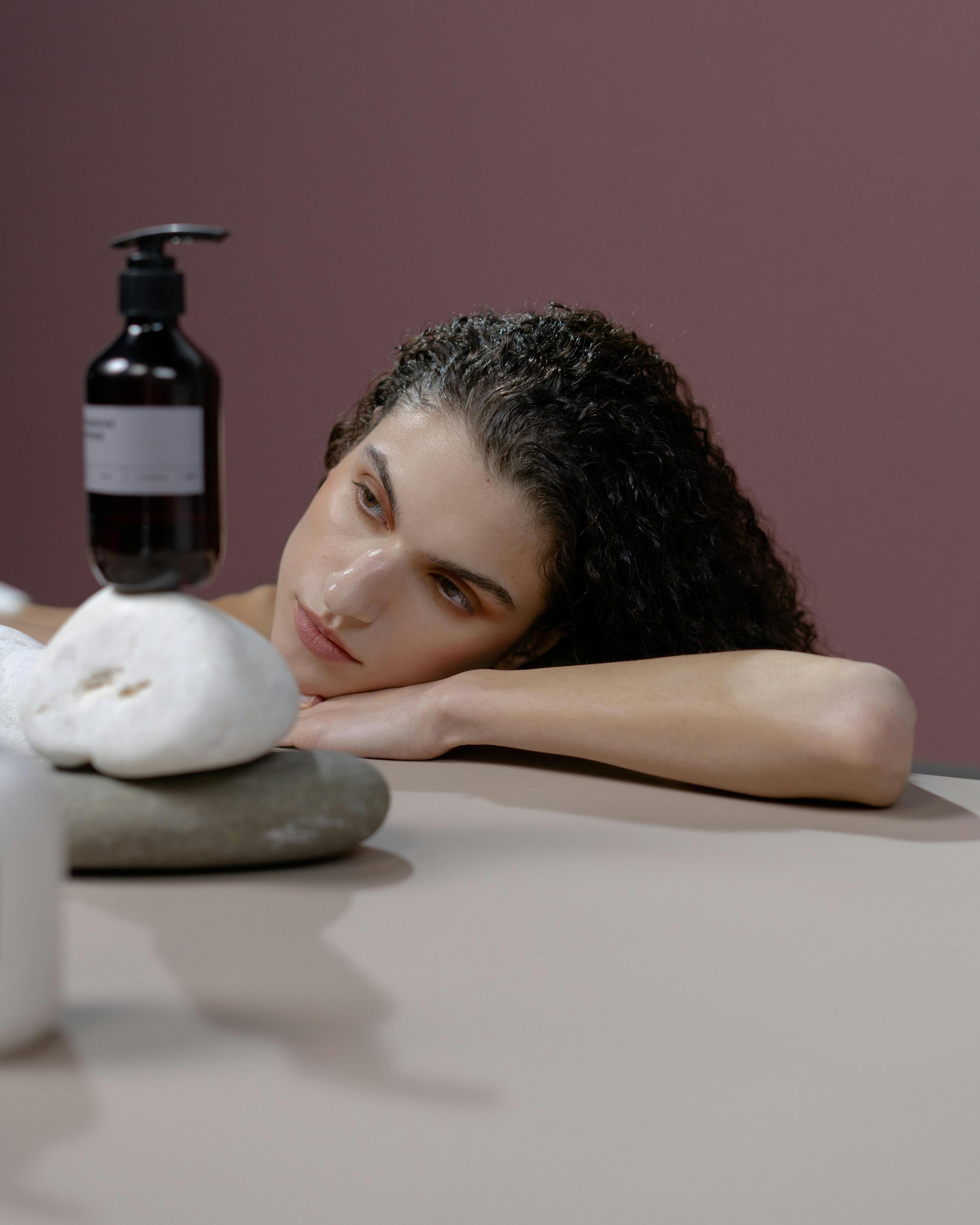 skin flooding هو إعطاء البشرة رطوبة خفيفة ومتعددة الطبقات، ثم غلقها بهدوء، حتى تحتفظ بكل نقطة ماء