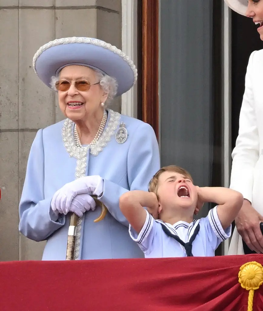 وهو يغطي أذنيه ويصرخ بعفوية أثناء العرض الجوي العسكري