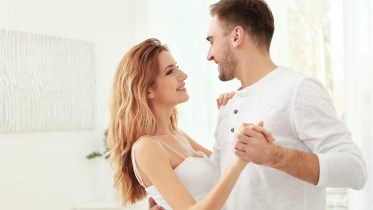 رجل برج الجوزاء في الحب.. كيف يتصرف عندما يحب؟