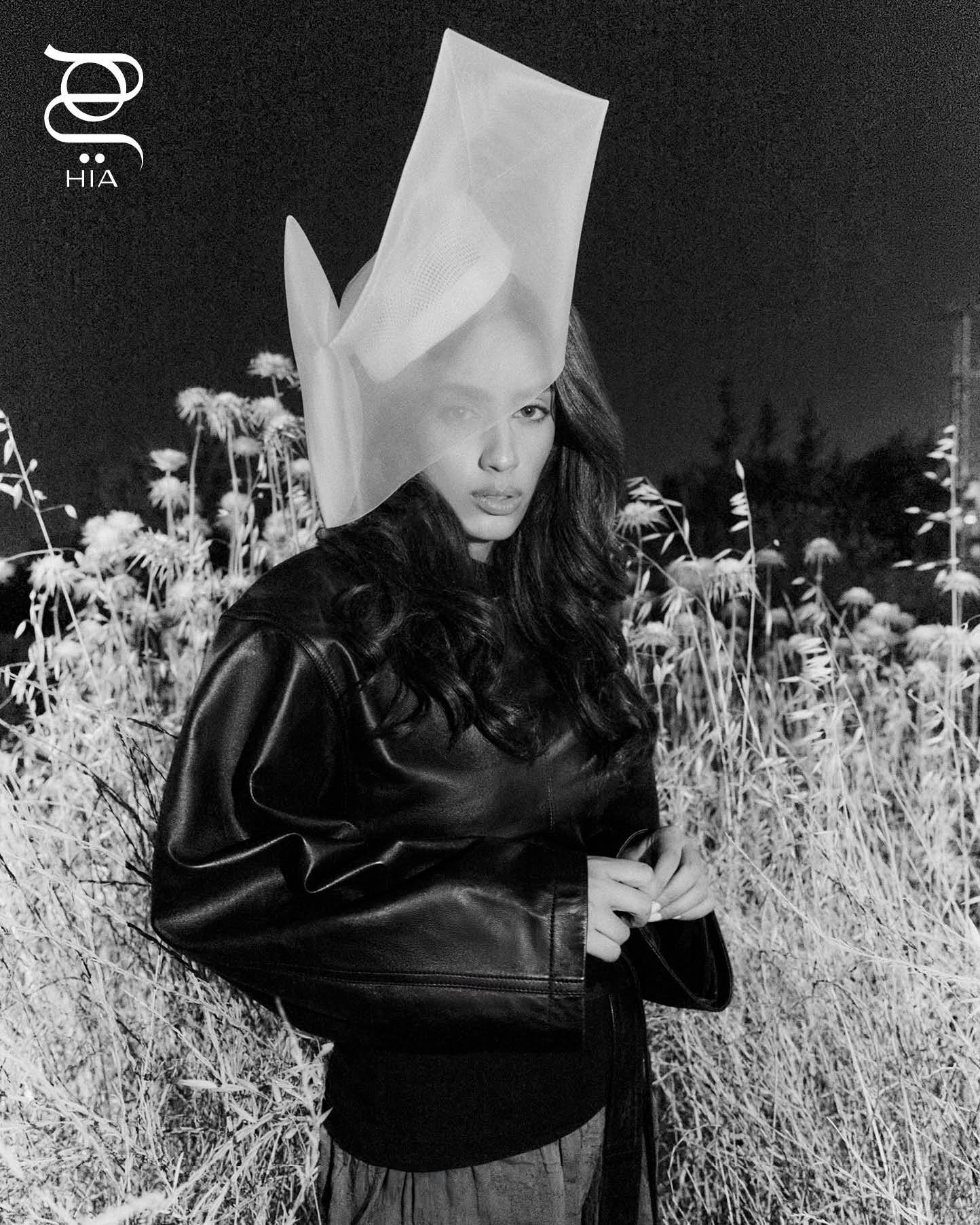 سترة سوداء من "علية" ALAÏA قبعة من "تالر مارمو" Taller Marmo