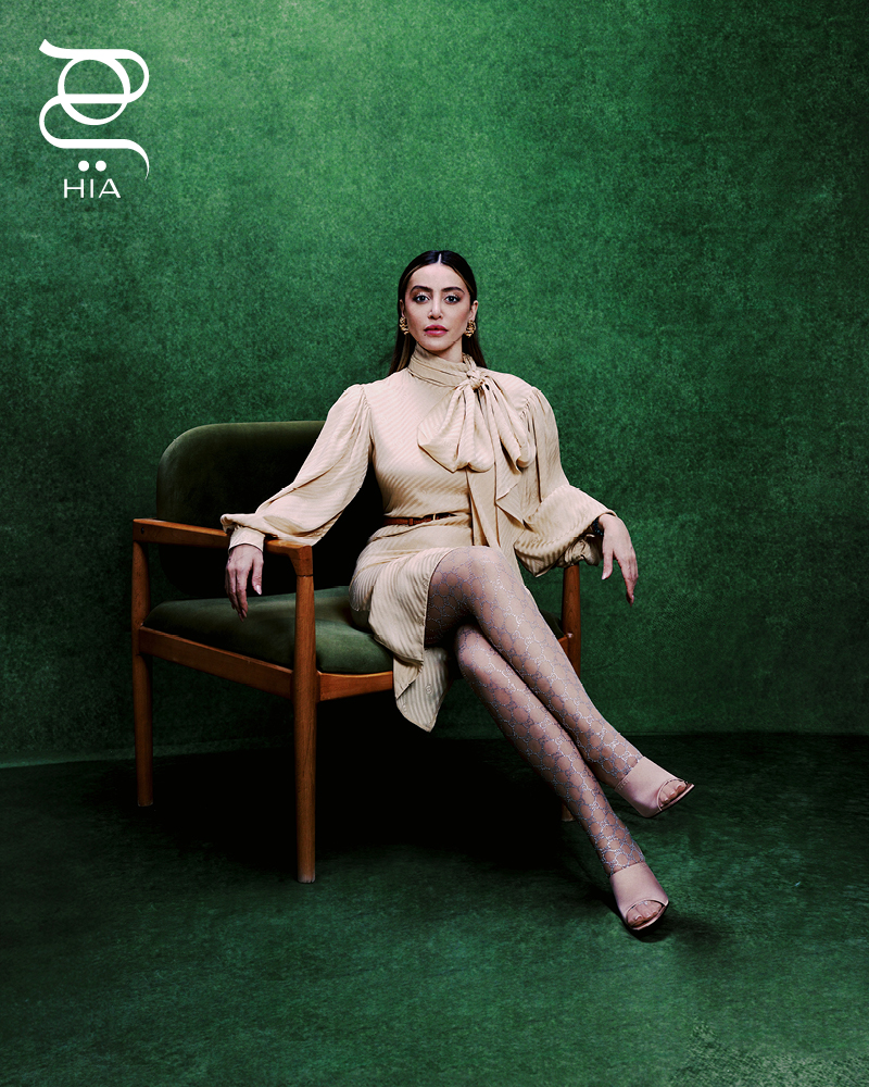 فستان "غاردينيا" Gardenia من الجاكار والحرير بنقشة GG المائلة  جوارب شفافة باللون البيج مزينة بكريستالات GG حذاء من ميول من الستان وبكعب عال حزام من جلد التمساح باللون البني الفاتح مع مشبك بشكل حرف G مربع أقراط مطلية بلمسات ذهبية جميعها من دار "غوتشي" GUCCI