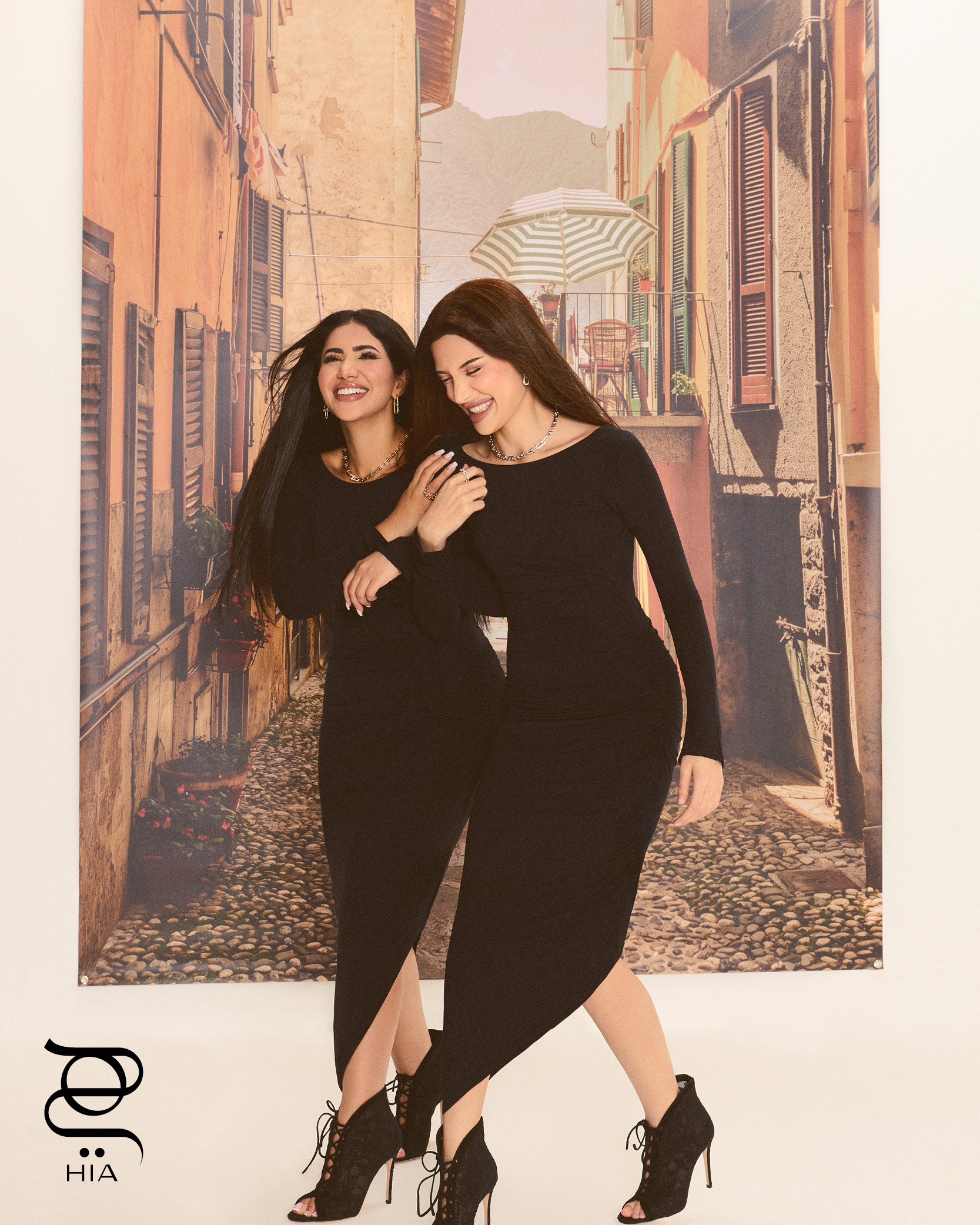 أقراط "تيفاني هاردوير لارج لينك" Tiffany Hardwear Large Link بالذهب الأصفر مع ألماس بترصيع "بافيه" عقدان من مجموعة "تيفاني هاردوير ميديوم لينك" Tiffany Harwear Medium Link بالذهب الأصفر والأبيض ومرصعان بالألماس خواتم "تيفاني هاردوير سمول لينك" Tiffany Hardwear Small Link بالذهب الأصفر والأبيض المرصع بالألماس فستانان من "سوميري" Someri حذاءان من "جيانفيتو روسي" Gianvito Rossi