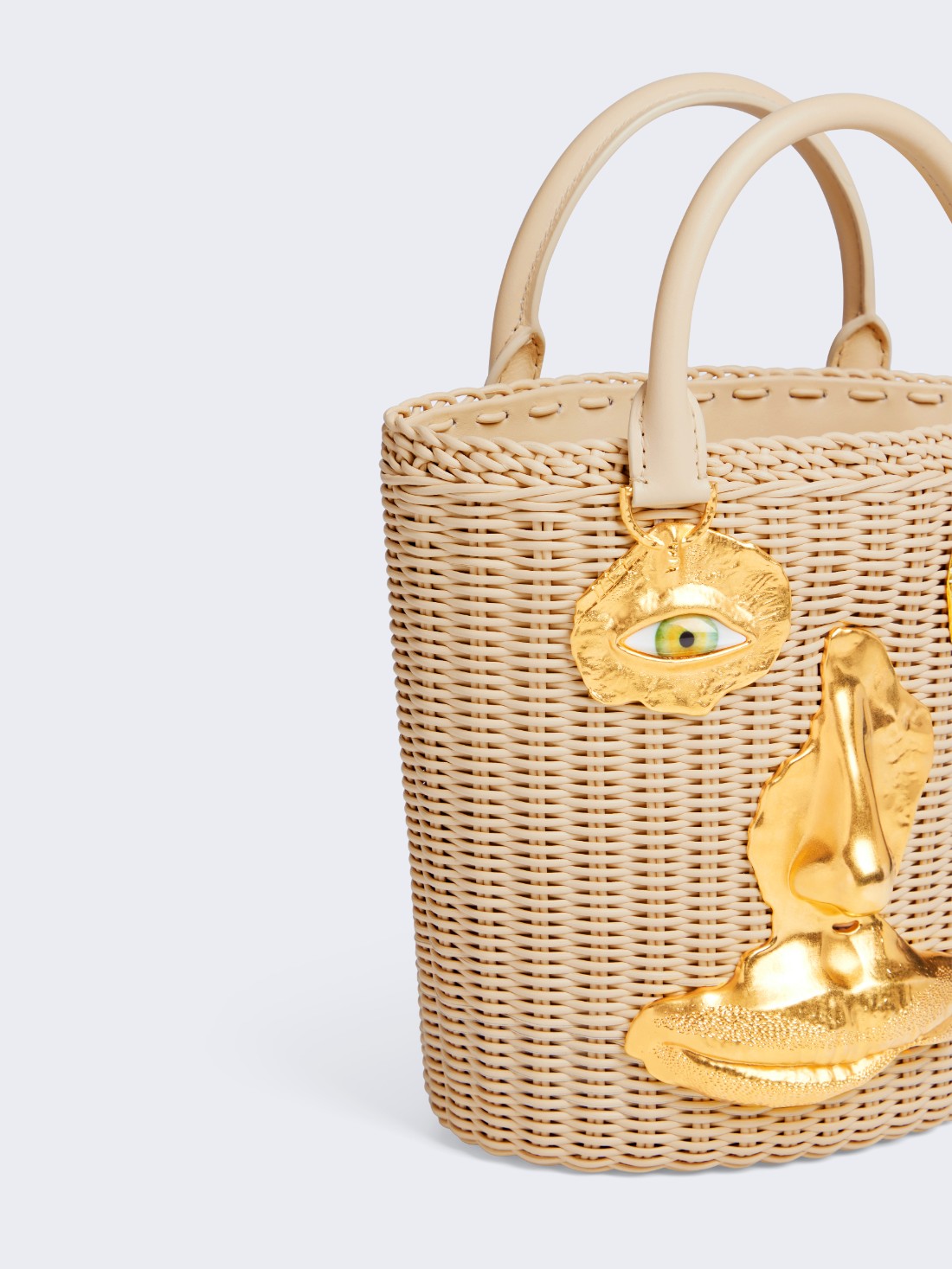 تُشكّل قطع مجوهرات تشريحية من النحاس المطلي بالذهب والمينا وجوهًا ذائبة