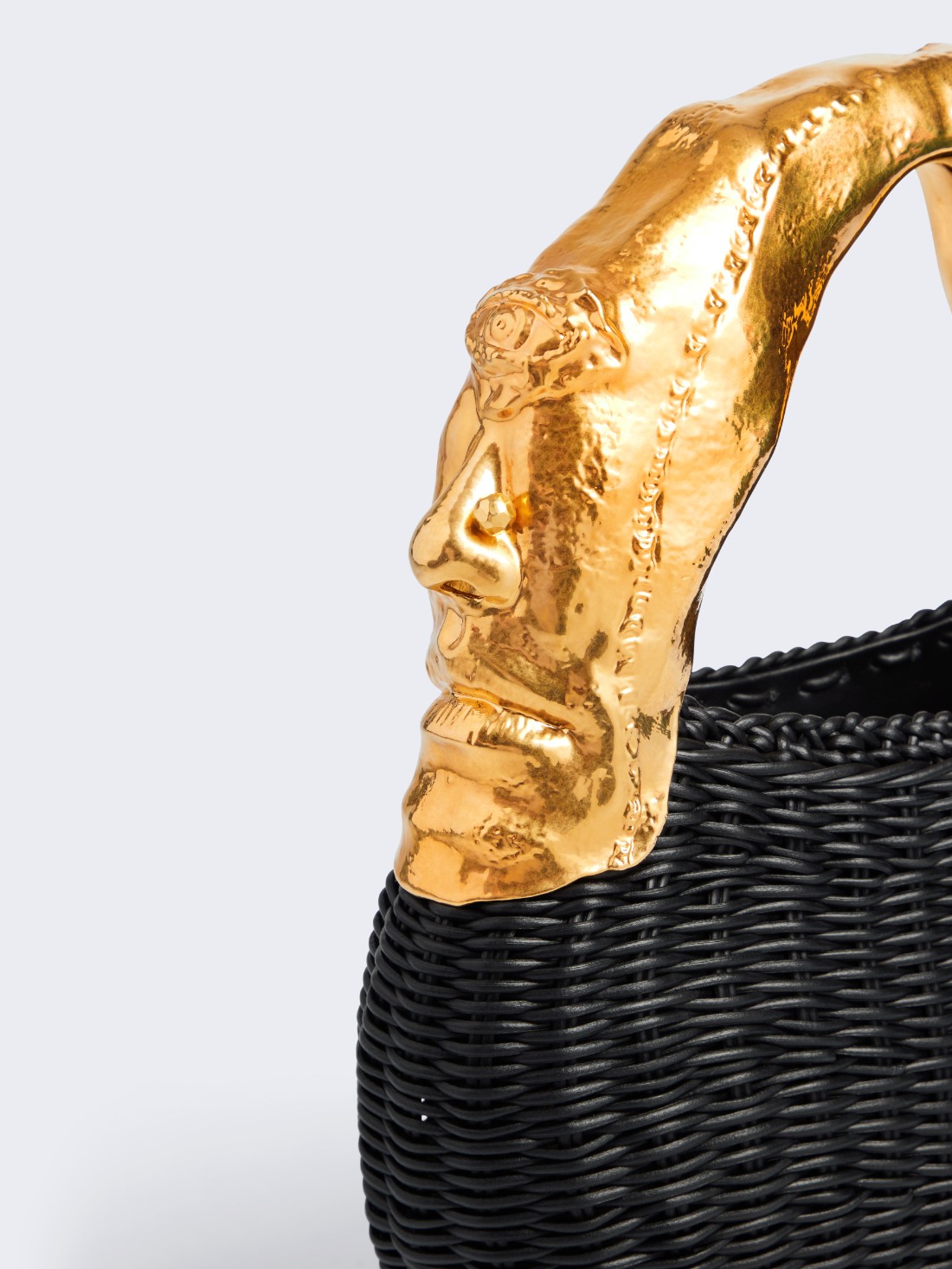 تُضفي مقابض معدنية ذهبية صلبة لمسةً فنيةً دقيقةً على كل تصميم