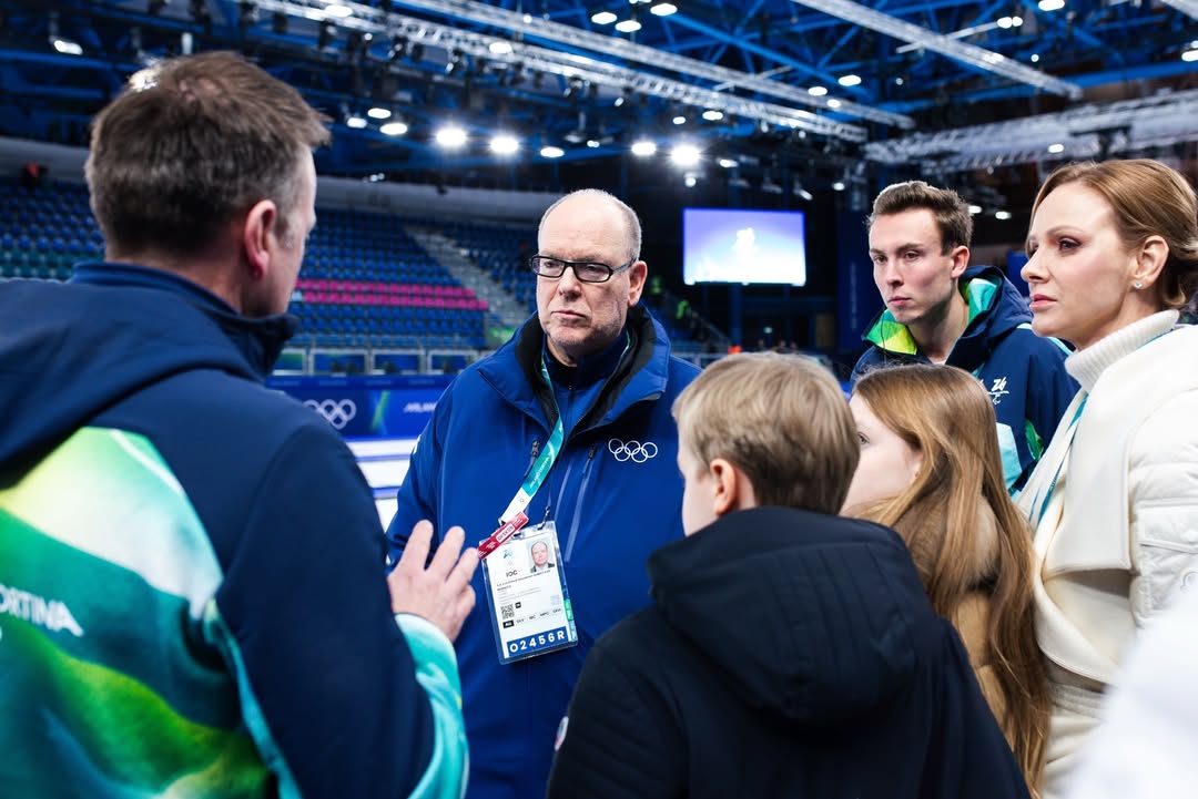 شارلين: الأناقة البيضاء في مواجهة الصقيع