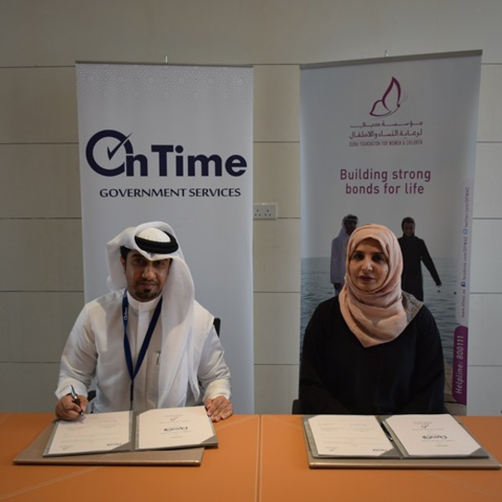 عفراء البسطي وفيصل عبد الكريم خلال توقيع الإتفاقية