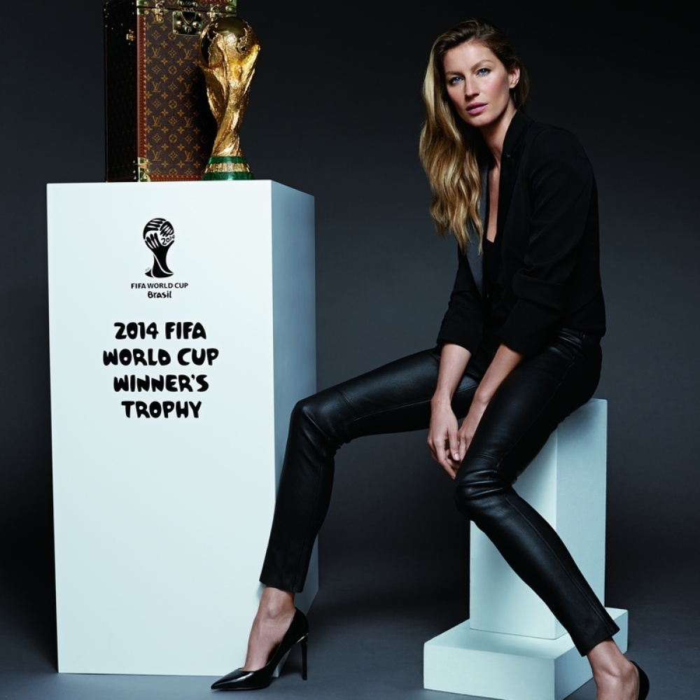 Louis Vuitton وGisele Bundchen يقدمان كأس العالم للفريق الفائز!