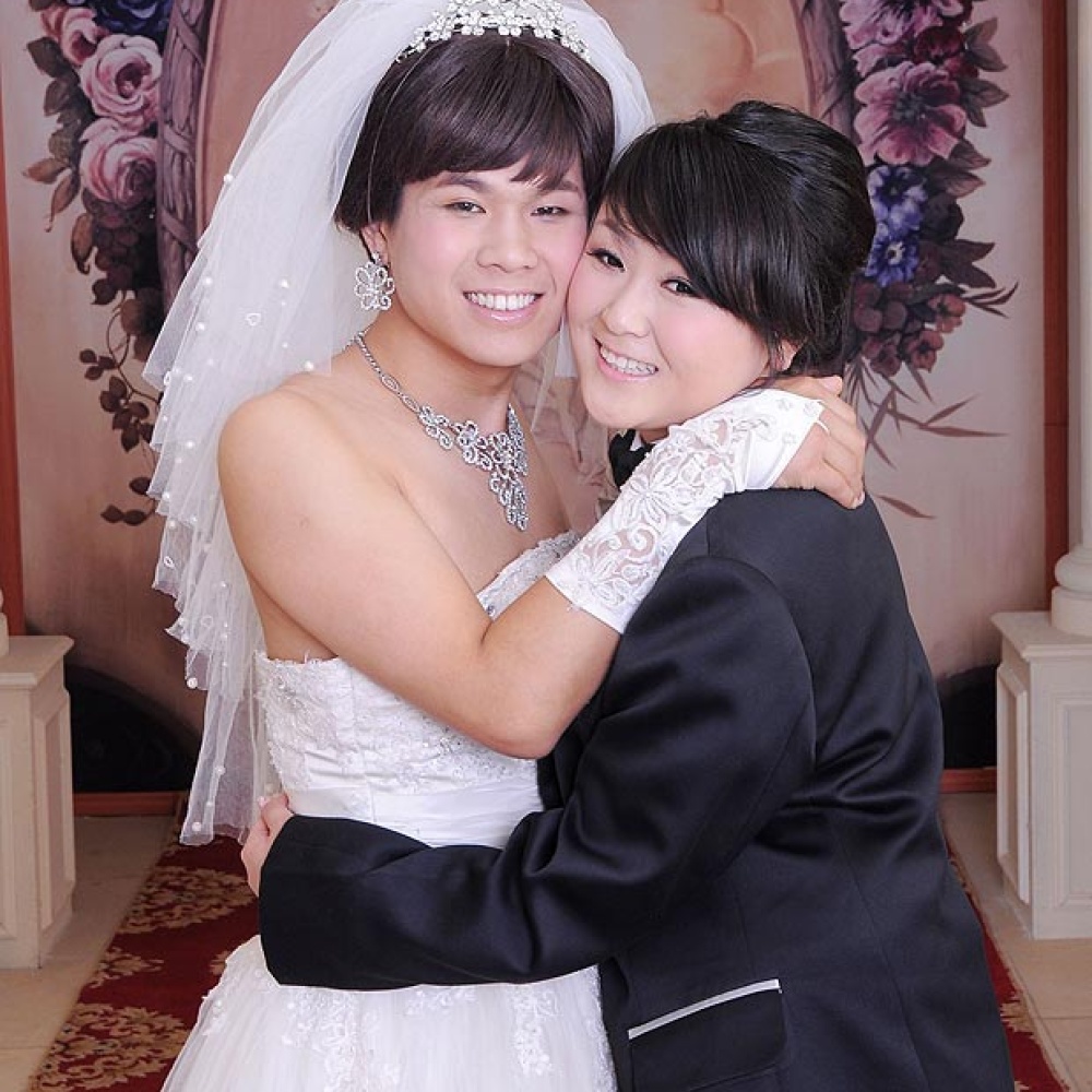 العروس بالبدلة والعريس بالفستان.. والسبب؟