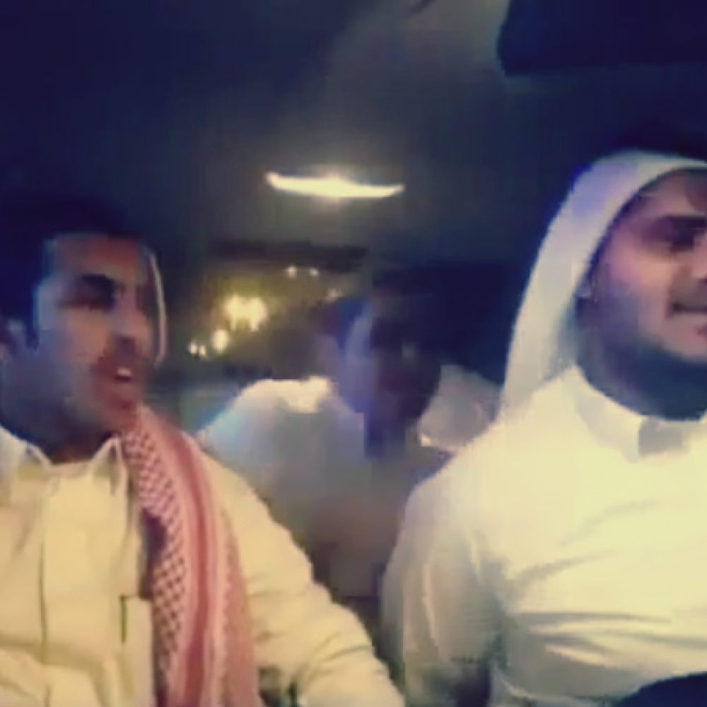 بالفيديو: "المزاح" يقود 3 شباب سعوديين لحادث سير مروّع 