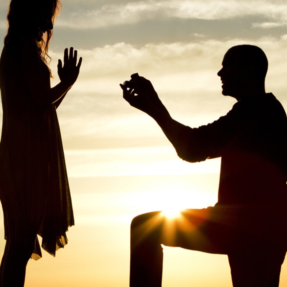 بالفيديو: عملية خطف تتحول إلى طلب زواج!