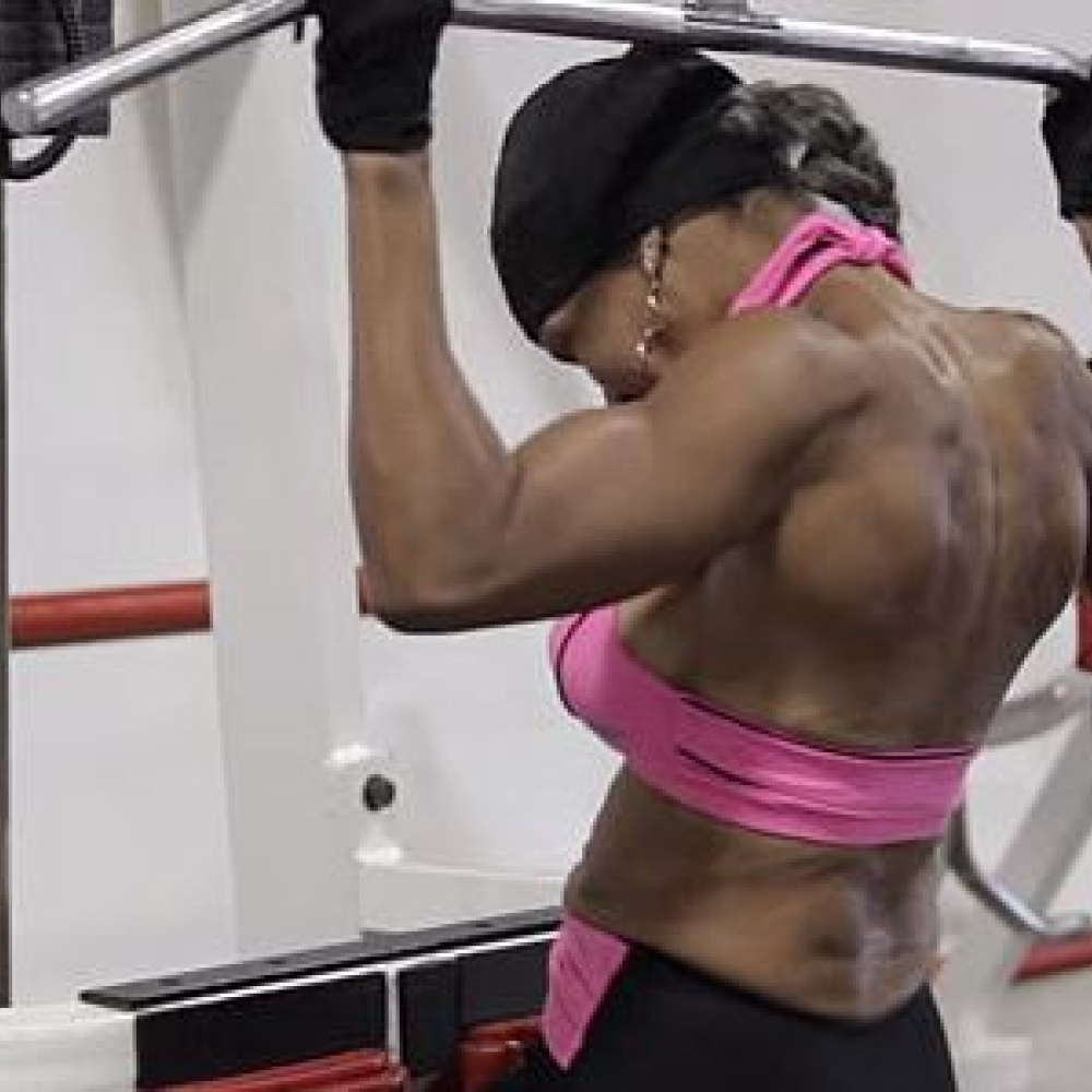 امرأة تمارس رفع الأثقال في الـ79 من عمرها