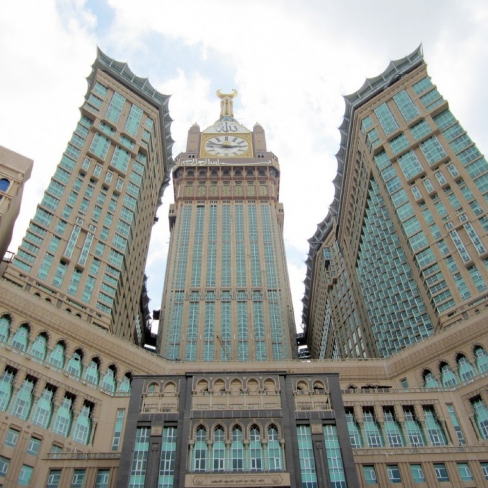 سلم طوارئ أعلى برج مغامرة عروسان بمكة