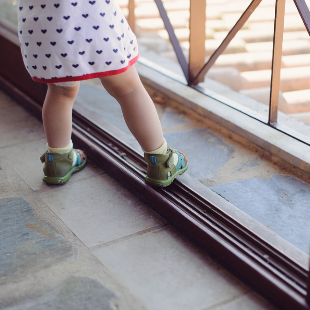 وفاة طفل سقط من الطابق الثامن في الشارقة