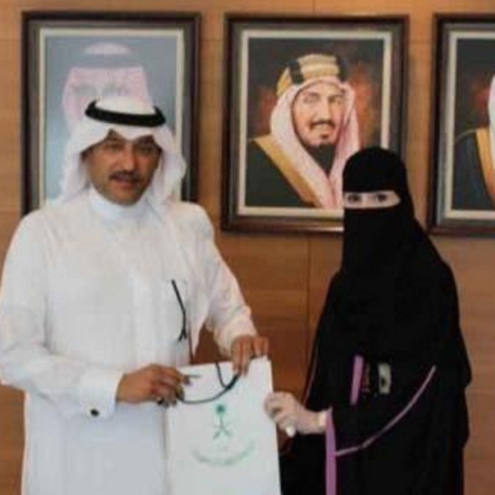 خلود العازمي لحظة تكريمها