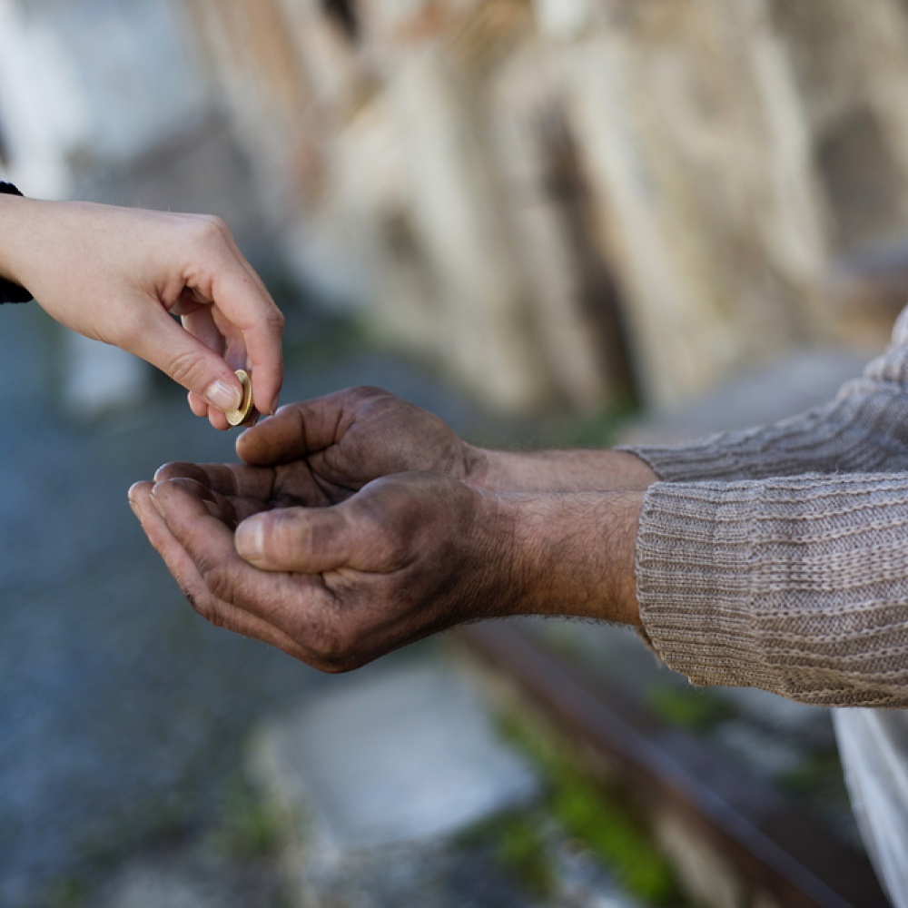 بالفيديو: متسوّل ينسى إعاقته ويهرول في الشارع!