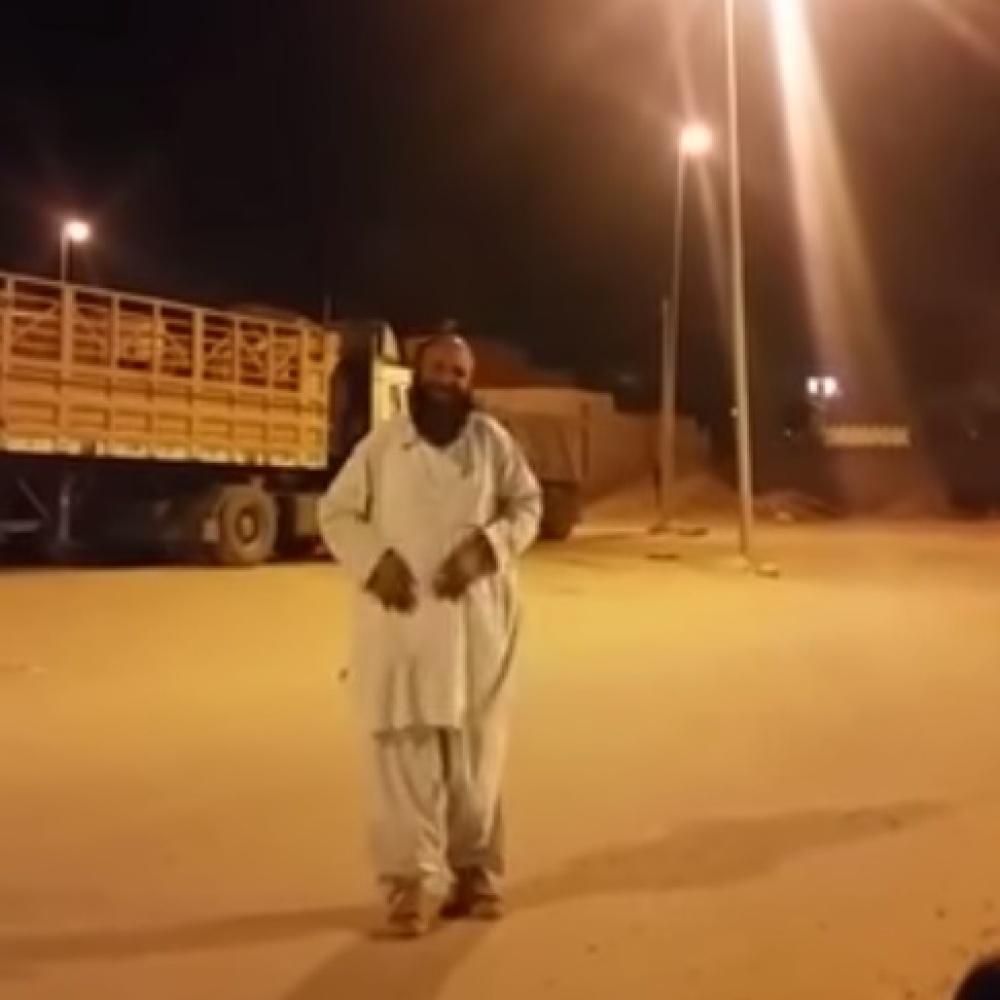 بالفيديو: رجل يلفت الأنظار في السعودية