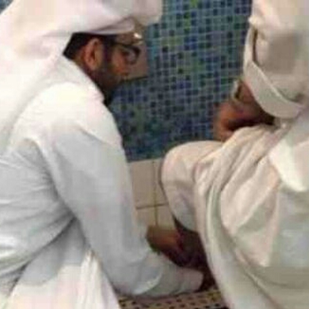 صورة جميلة لبر شاب سعودي بوالده