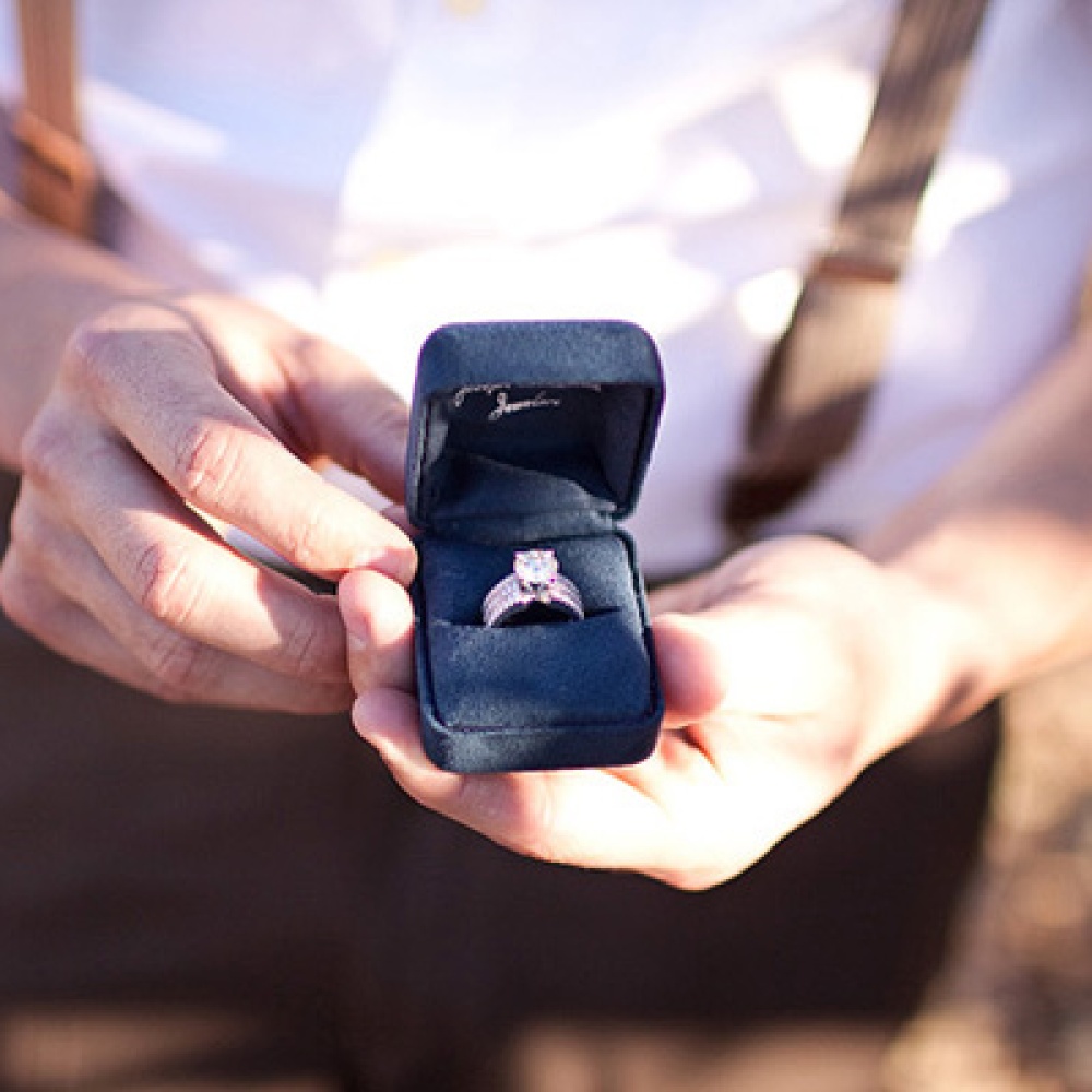 طلب يدها في مطار بيروت