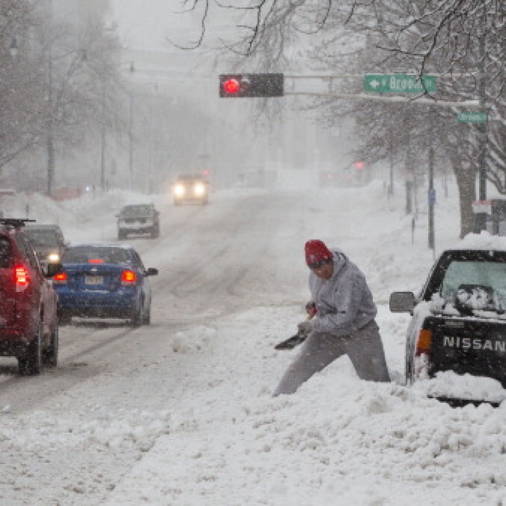 عاصفة تغلق الطريق السريع في كاليفورنيا
