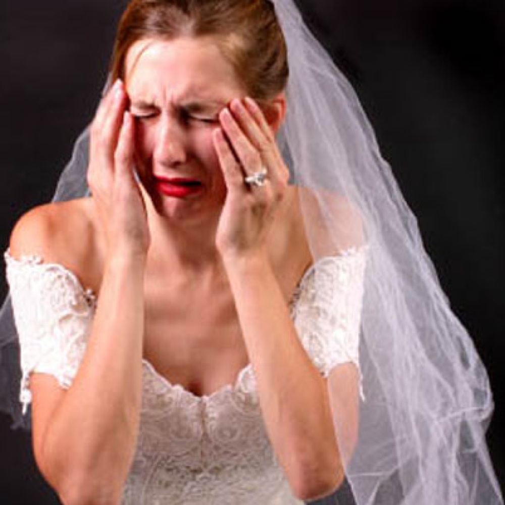 بالفيديو: مازحته بحفل زفافهما... فضربها