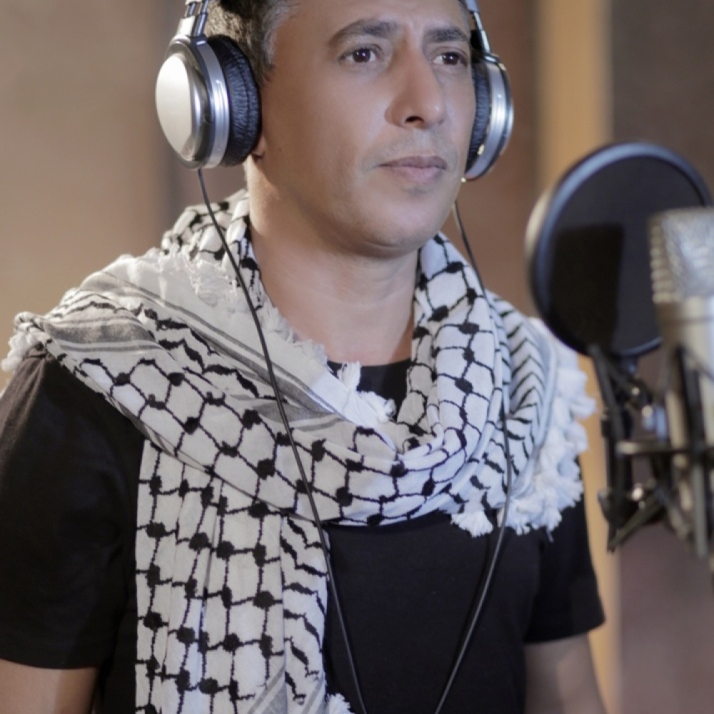 عمر أثناء تسجيل الأغني