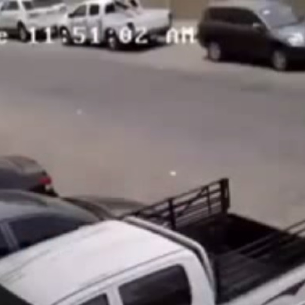 بالفيديو: رجل يحبط مؤامرة عصابة لسرقته!   