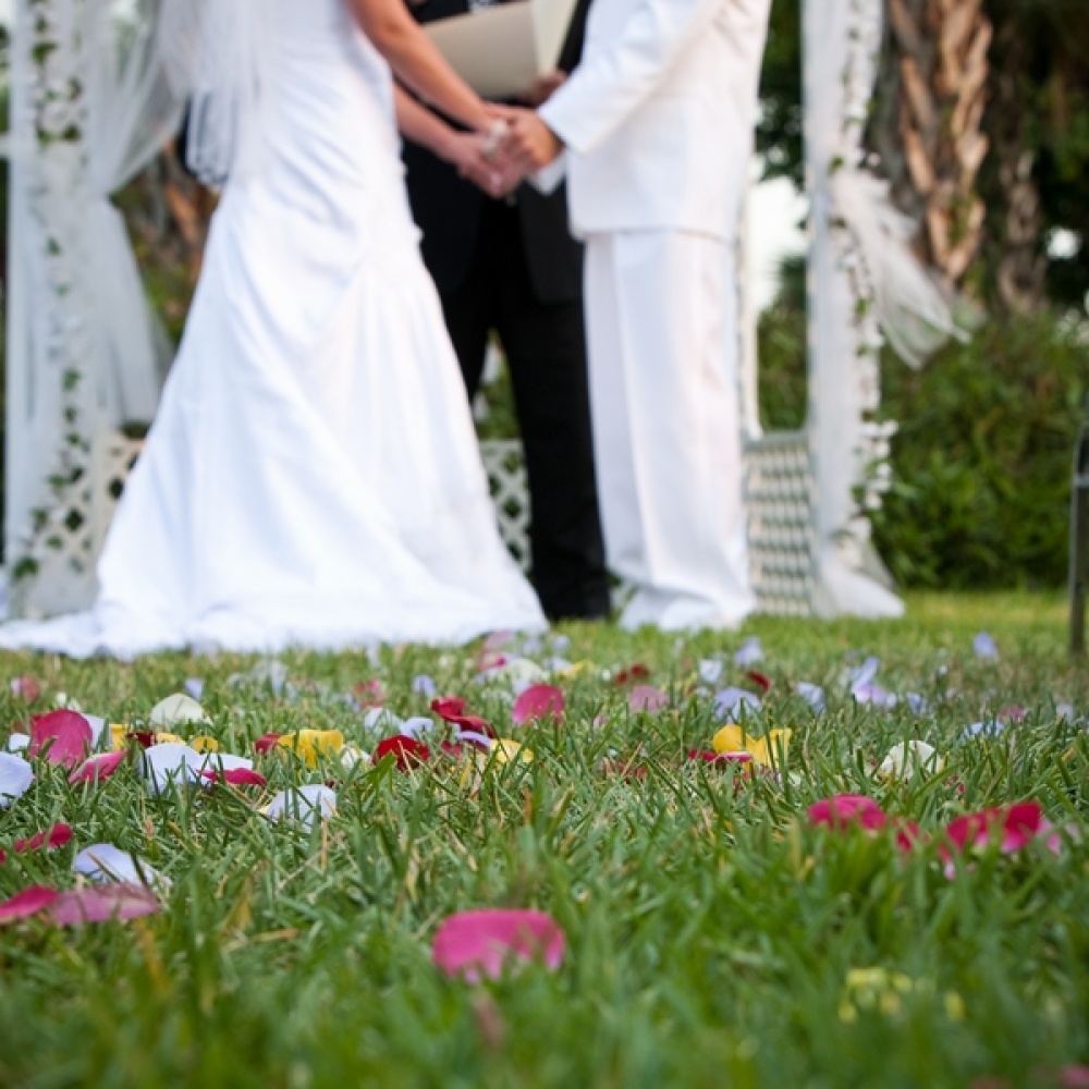 بالفيديو: أب يطرد عريس إبنته من حفل الزفاف 