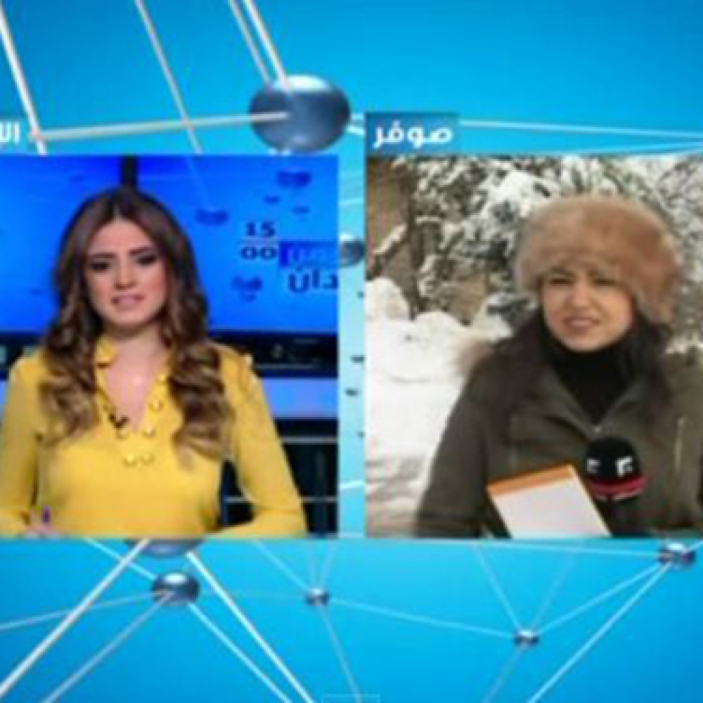 مذيعة ترتجف من البرد