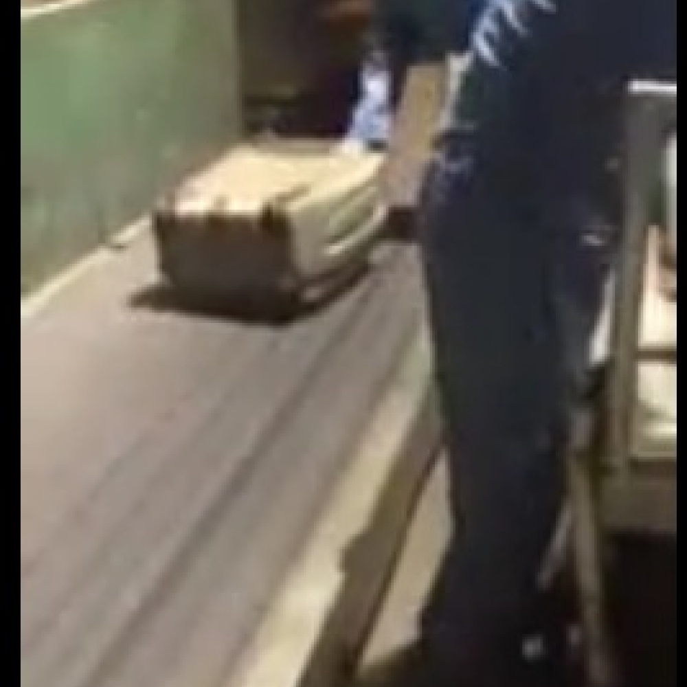 بالفيديو: بعد "الفضيحة".. تعامل جديد مع الحقائب في المطار السعودي 