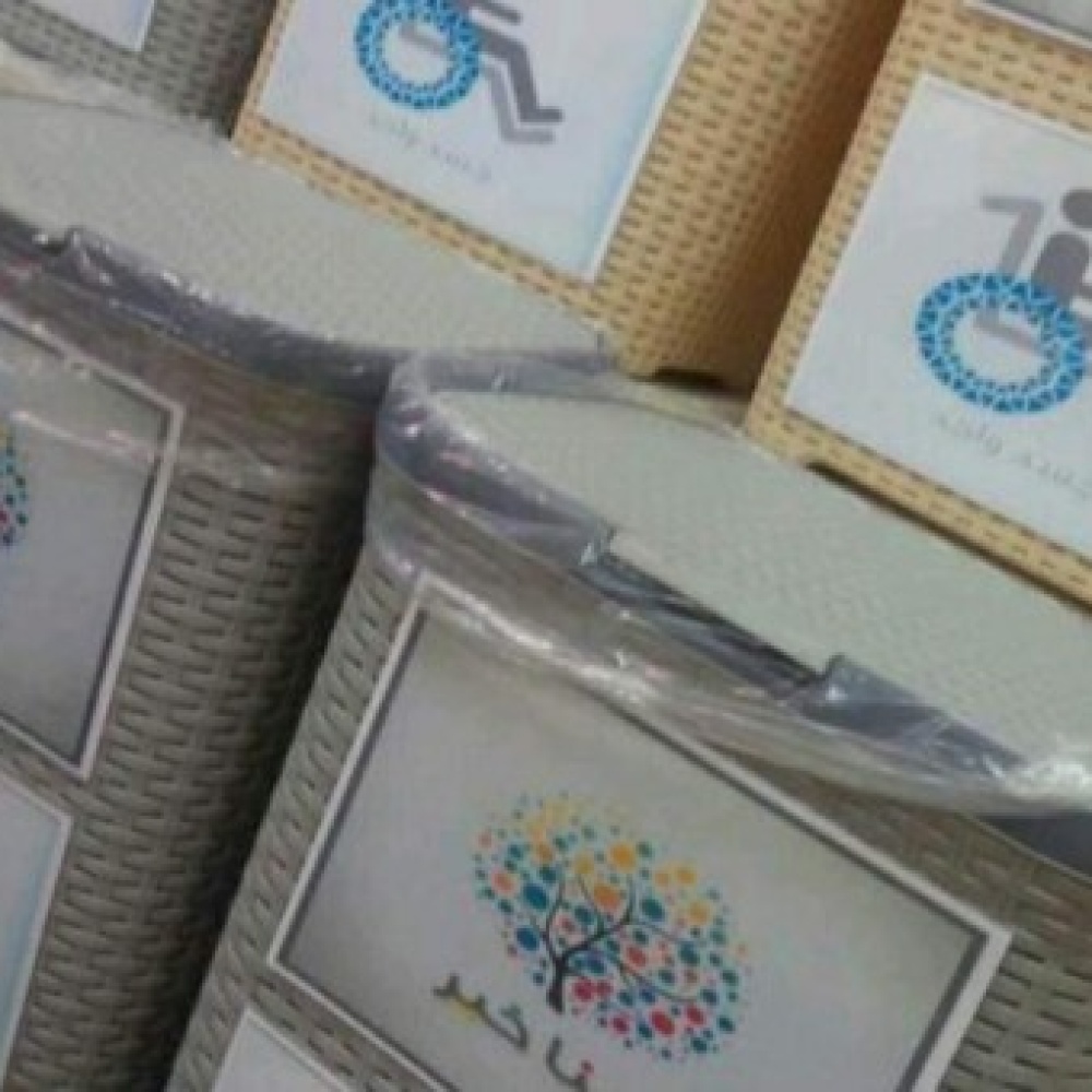 طالبات الجامعة يستبدلن البلاستيك بكراسي لذوي الاحتياجات الخاصة