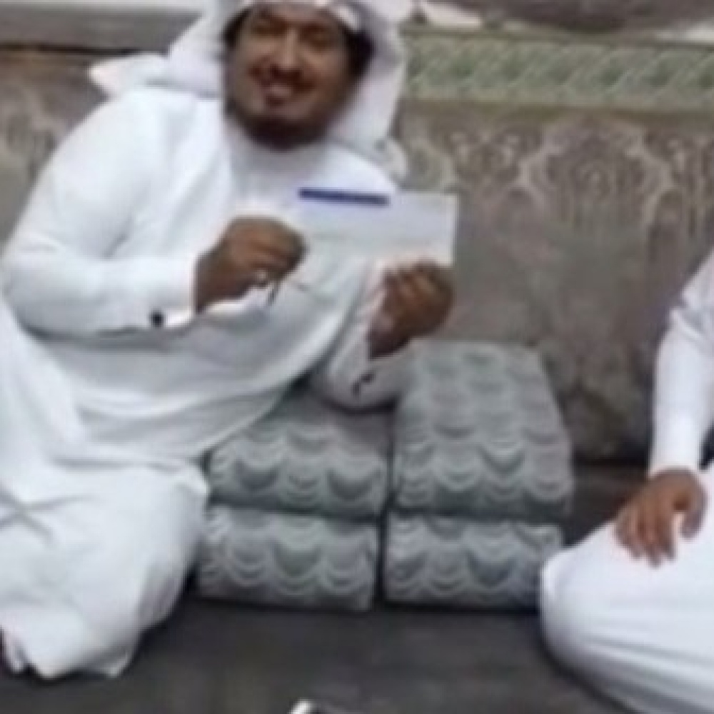بالفيديو: ماذا قدم سعودي لزوجته "رضوة" زواجه الثاني؟!  