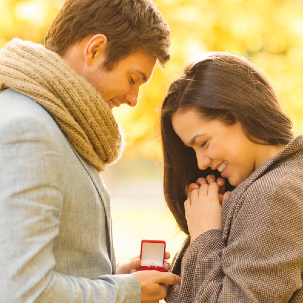 يطلب يد حبيبته في المباراة