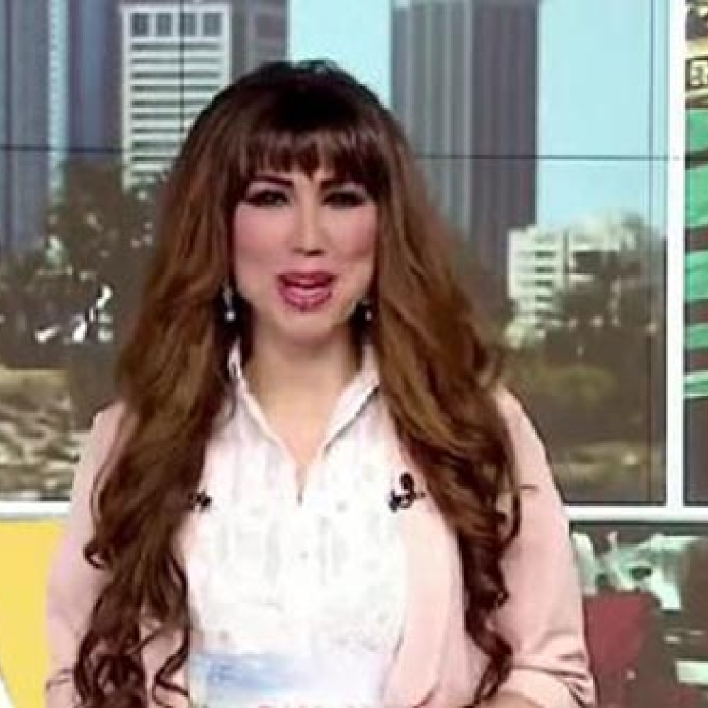 بالفيديو: مذيعة عربية تعدل بنطالها على الهواء مباشرة