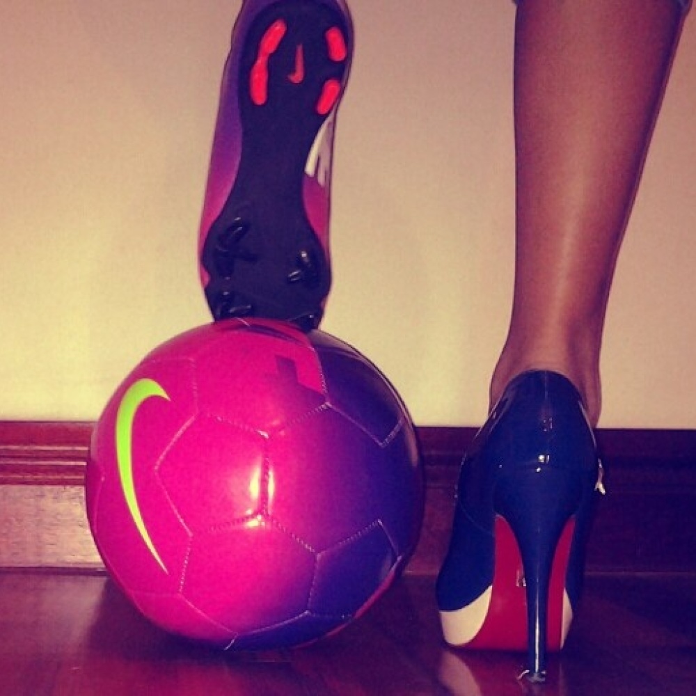 بالفيديو: حسناء تتباهى بمهارتها بكرة القدم بالكعب العالي!